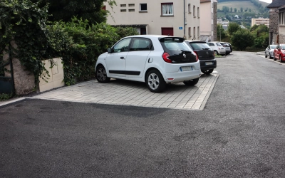 Réalisation de places de parkings dans une rue en plaques perméables et stabilisatrices de pavés