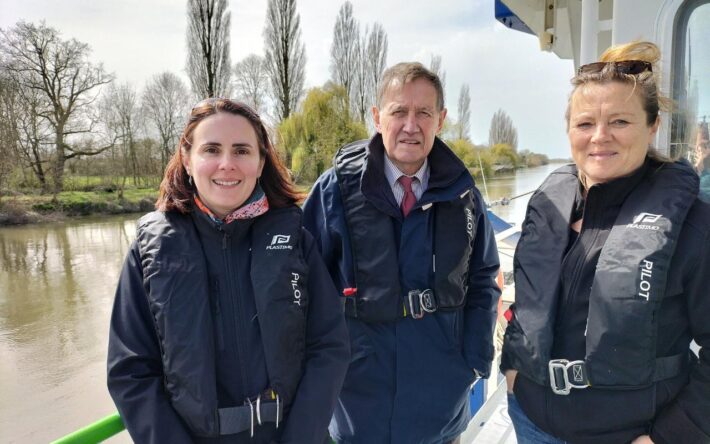 De gauche à droite, Elodie Libaud, responsable du service Gestion de l'Eau et des Milieux Aquatiques au département,  Jean-Claude Godineau, maire de Saint Savinien et conseiller départemental et Sarah Rouger Ristord, chargée de missions des milieux aquatiques - Crédits photo : Banque des Territoires