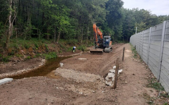 La création de banquettes sur le bord du ruisseau est propice à la végétalisation et permet de recréer une dynamique de cours d’eau - Crédits photo : SAVI