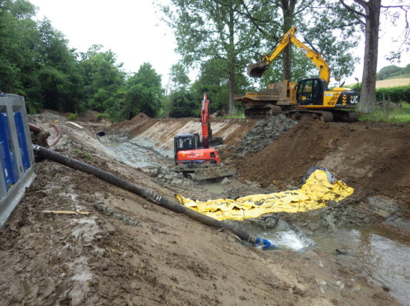 La dynamique du cours d'eau est rétablie par des travaux de terrassement - Crédits photo : SYMSAGEB