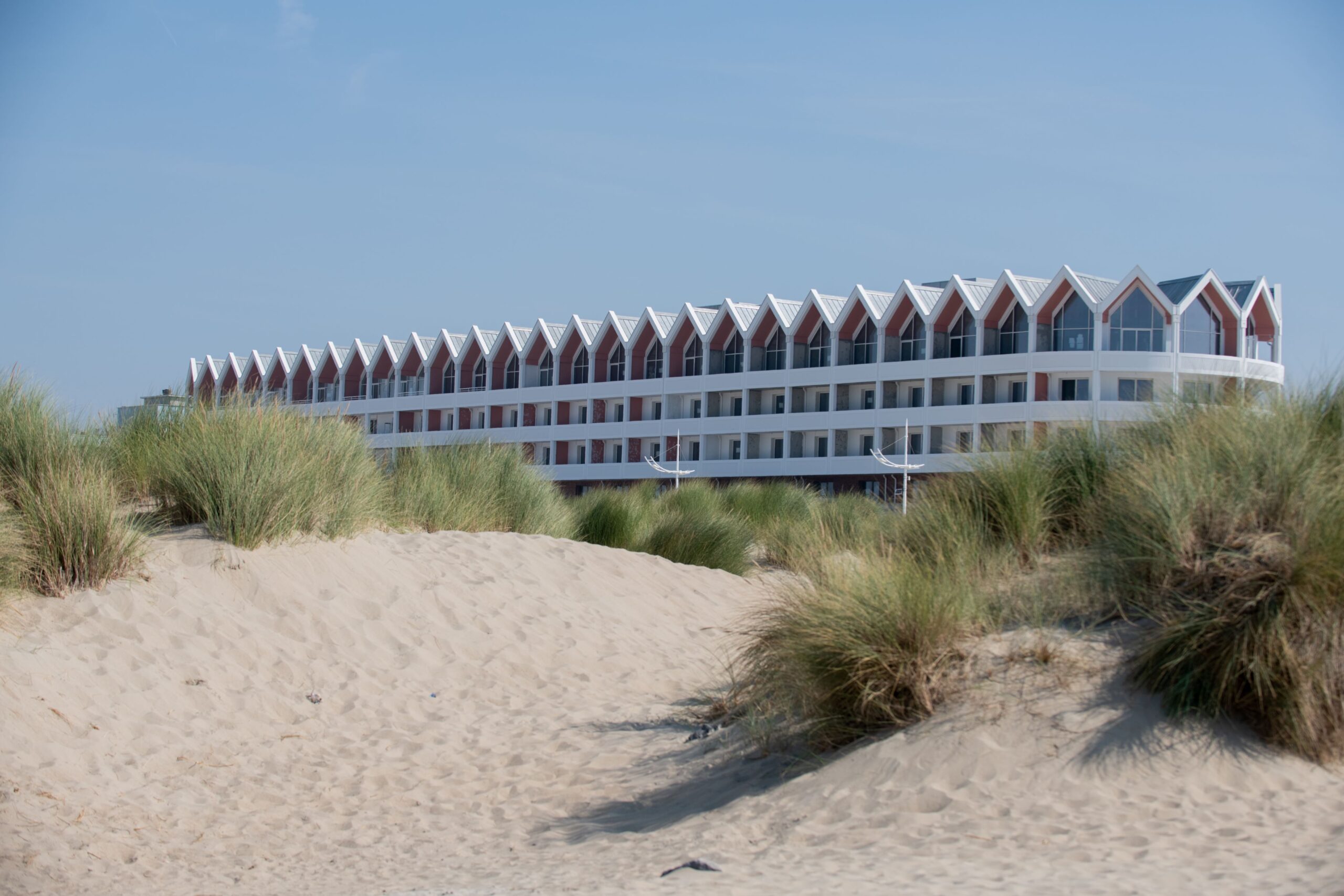 Un cordon dunaire orné d'oyats longe le Radisson Blu Grand Hotel & Spa Malo - Crédits photo : Communauté urbaine de Dunkerque