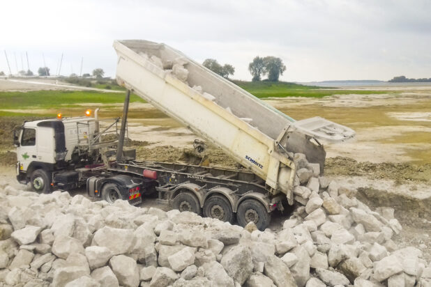 La première tranche des travaux d'enrochement sur une moitié de la digue a débuté en octobre 2021 - Crédits photo : EPTB Seine Grands Lacs