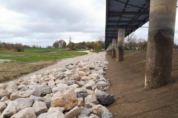 La couche d'enrochement recouvre la digue - Crédits photo : EPTB Seine Grands Lacs