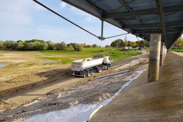 Le géotextile et une couche de matériaux de transition sont disposés préalablement à l'enrochement - Crédits photo : EPTB Seine Grands Lacs