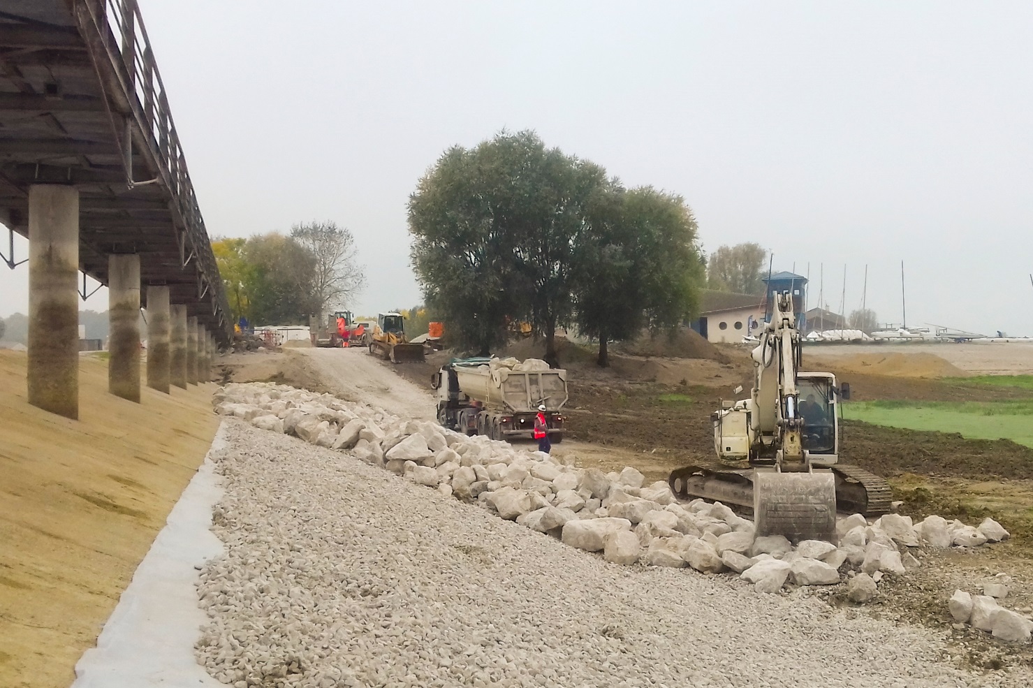 La première tranche des travaux d'enrochement sur une moitié de la digue a débuté en octobre 2021 - Crédits photo : EPTB Seine Grands Lacs