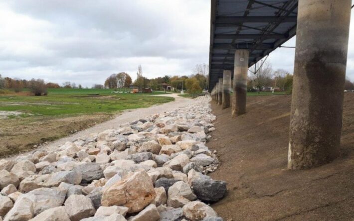 La couche d'enrochement recouvre la digue - Crédits photo : EPTB Seine Grands Lacs