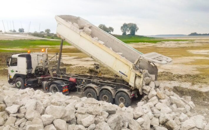 La première tranche des travaux d'enrochement sur une moitié de la digue a débuté en octobre 2021 - Crédits photo : EPTB Seine Grands Lacs