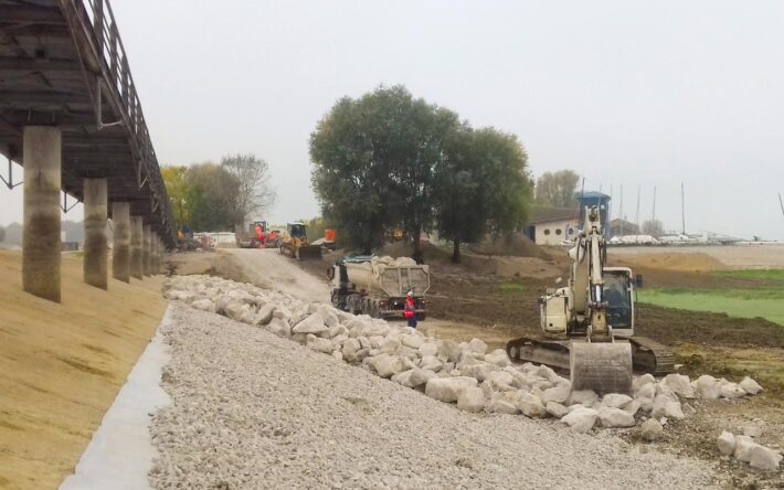 La première tranche des travaux d'enrochement sur une moitié de la digue a débuté en octobre 2021 - Crédits photo : EPTB Seine Grands Lacs