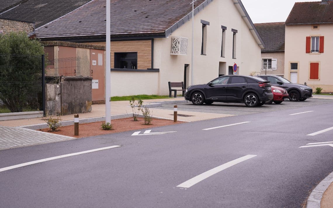 Rue Leclerc, une route réservoir entièrement déconnectée inaugurée en avril 2024 avec parking et espaces naturels drainants – Crédits photo : Vergon Emmanuelle