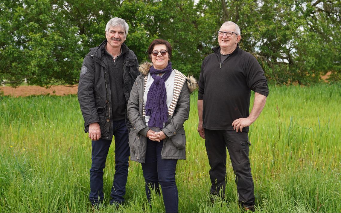 Participants à l'interview - De gauche à droite, Éric Mathieu, président du syndicat des eaux Aboncourt Maconcourt, Caroline Maury, chargée de mission de la préservation des ressources en eau du plateau de Vicherey/Beuvezin et Hervé Mangenot, maire de Beuvezin - Crédits photo : Banque des Territoires