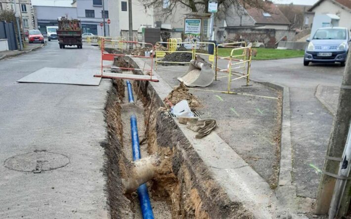 Travaux sur la canalisation d'eau potable dans la rue du
Général-Sarrail sur la commune de Belleville-sur-Meuse
(commune limitrophe à la ville de Verdun) - Crédits photo : Agglomération du Grand Verdun