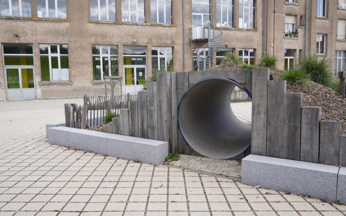 Le réaménagement de la cour de l’école Jean Jaurès est complet, un tuyau de l’usine Saint-Gobain de Pont-à-Mousson a été récupéré pour créer un espace jeu - Crédits photo : Banque des Territoires