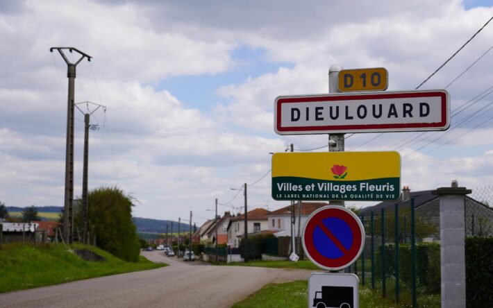 Panneau d'entrée de la ville de Dieulouard - Crédits photo : Banque des Territoires