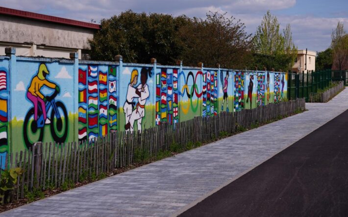 Espace dépose minute de l’école Jean Jaurès avec une fresque réalisée par les chantiers jeunes, encadrés par le grapheur Bastien GRELOT - Crédits photo : Banque des Territoires