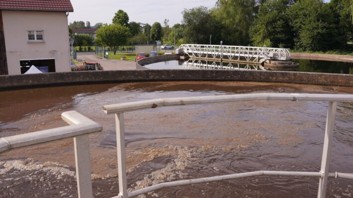 L’eau dans le bassin d’aération est mélangée aux boues. L’oxygène est  impulsé par le bas pour activer les bactéries - Crédits photos : Banque des Territoires