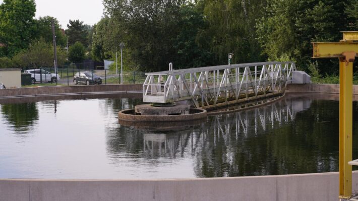 Dans un second temps, l’eau passe dans le clarificateur. L’eau de surface traitée passe ensuite dans un canal Venturi avant d’être rejetée en milieu naturel - Crédits photos Banque des Territoires