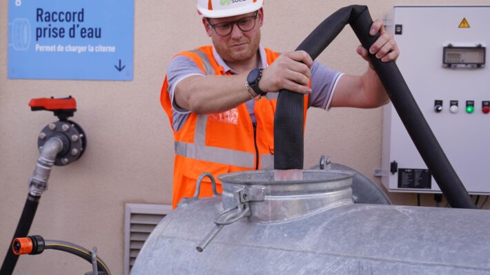 Grâce à une armoire de commande, le système est enclenché en fonction de la demande car l’eau doit être utilisée dans les 72h. Puis un raccord pompier classique permet d’alimenter les citernes des services techniques de la ville - Crédits photos : Banque des Territoires