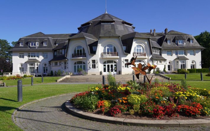 Chaque année, les jardiniers de la ville plantent et entretiennent les plantes et les fleurs sans pesticides dans une double démarche de développement durable et d’économie d’eau. Crédits photos : Banque des Territoires