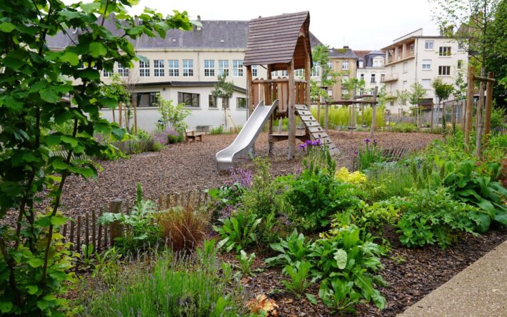 Balançoires, cour plus joyeuse et colorée, jeux, une grande partie des souhaits des enfants ont pu être réalisés - Crédits photo : Banque des Territoires