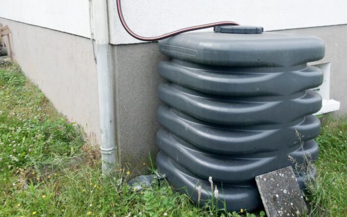 Depuis le lancement de l'opération, 772 récupérateurs d'eau de pluie ont été distribués aux habitants - Crédits photo : Banque des Territoires
