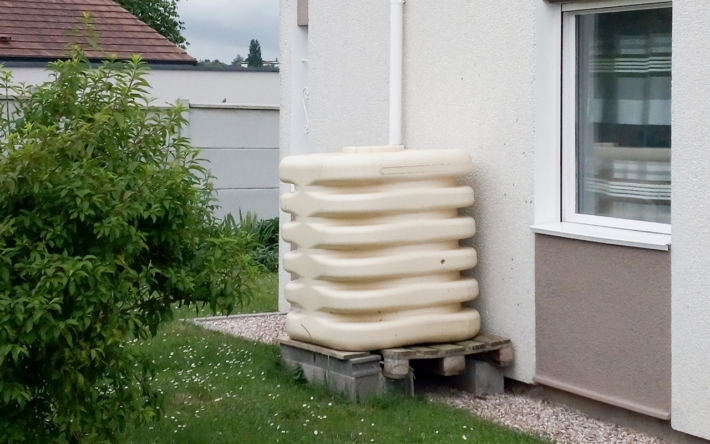 Depuis le lancement de l'opération, 772 récupérateurs d'eau de pluie ont été distribués aux habitants - Crédits photo : Banque des Territoires