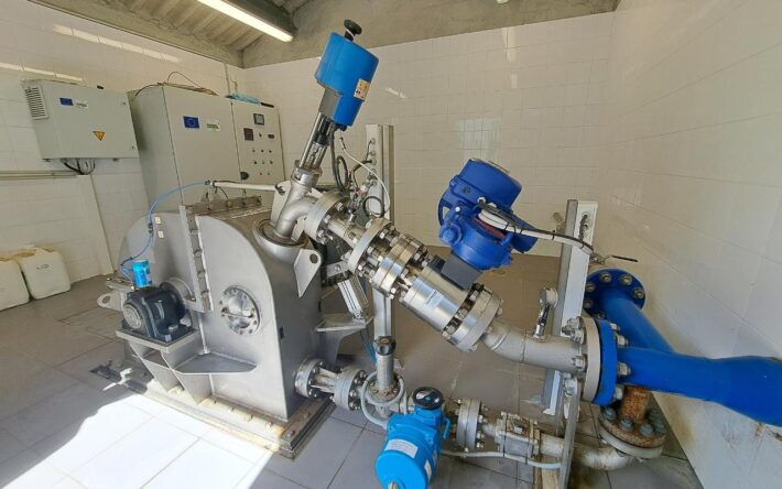 La microcentrale hydroélectrique installée sur le réseau d’adduction d’eau potable de Cozzano. La turbine de type Pelton produit 400 000 kW/h par an. Elle est connectée à une source captée 460 mètres plus haut, avec un débit de 1000 m3/jour, transformant l’énergie de la chute d’eau en électricité - Crédits photo : Banque des Territoires