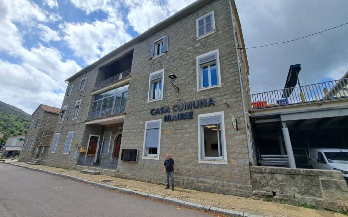 La mairie de Cozzano, ou “a casa cumuna” en corse. La vente de l’électricité produite par les deux microcentrales à EDF, gérées sous régie municipale, représente plus du tiers du budget de la commune - Crédits photo : Banque des Territoires