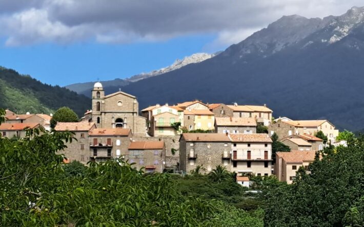 Cozzano, village de la vallée du Haut-Taravo, est devenu un territoire d’expérimentation en matière de développement durable, en particulier pour la mise en œuvre des énergies renouvelables - Crédits photo : Banque des Territoires