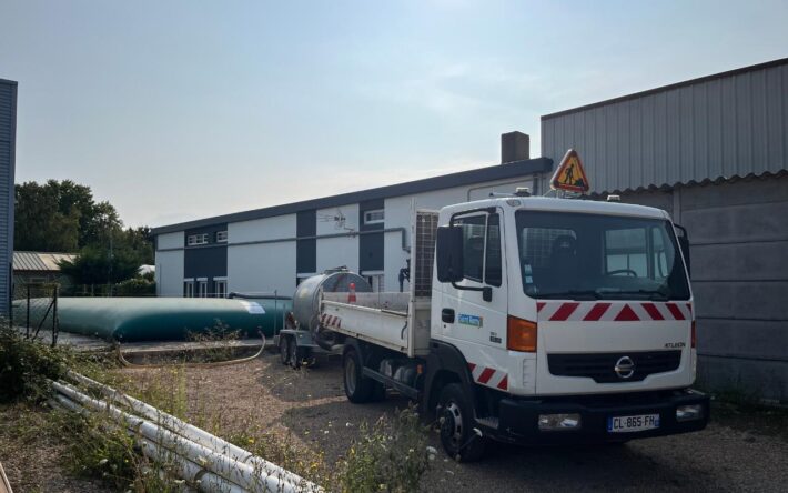 Les camions de la Ville remplissent leur citerne avant d’aller arroser les plantations - Crédits photo : Banque des Territoires