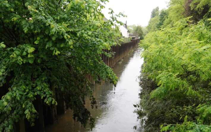 En arrivant sur Freyming, chenal en palplanches dans lequel le lit a été rétréci pour donner plus de débit et un meilleur méandrage. – Crédits photo : Banque des Territoires