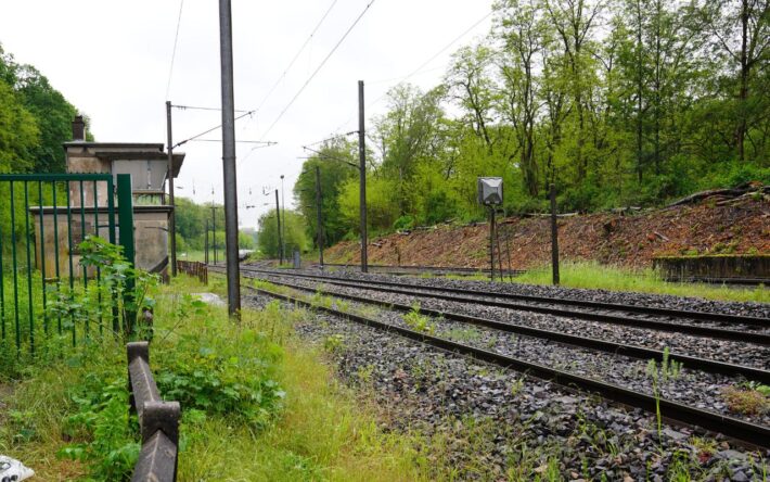 Dans la zone de Freyming-Merlebach, le Merle passe entre les voies VFLI, une zone difficile d’accès et polluée par les schistes de lavoirs – Crédits photo : Banque des Territoires