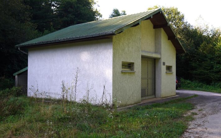 L’eau du captage de Longevelle-sur-Doubs est riche en fer, en ammonium et en calcaire, trois paramètres qui sont traités par la station. Bien que le forage descend à 115 m, le pompage se fait à 85 m - Crédits photo : Banque des Territoires