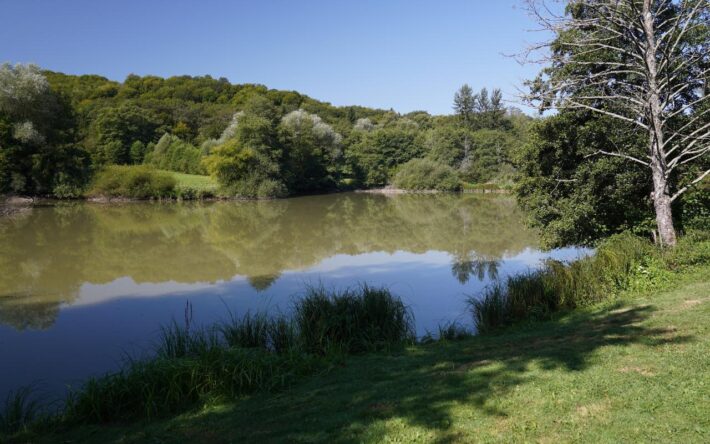 Le captage Cudot, aujourd’hui fermé est en bordure d’un étang artificiel créé par la commune. Il sert à la fois de réservoir et de lieu de promenade - Crédits photo : Banque des Territoires