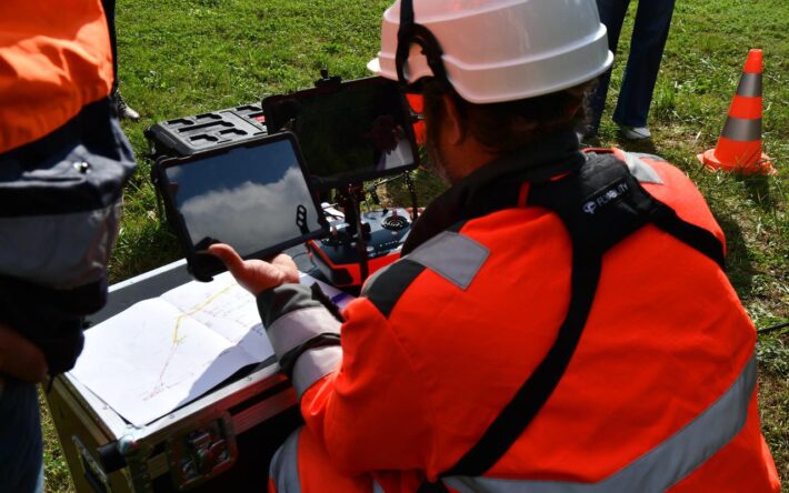 L’inspection par drone se fait en temps réel et permet d’extraire des vidéos et photos des points singuliers à étudier - Crédits photo : Banque des Territoires