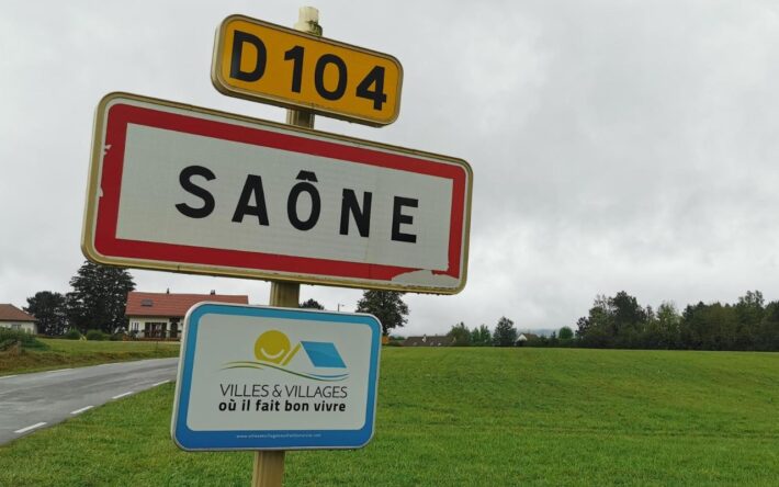 Le parking de départ des sentiers et le chalet d’accueil se situent vers le gymnase de Saône (25) - Crédits photo : Banque des Territoires