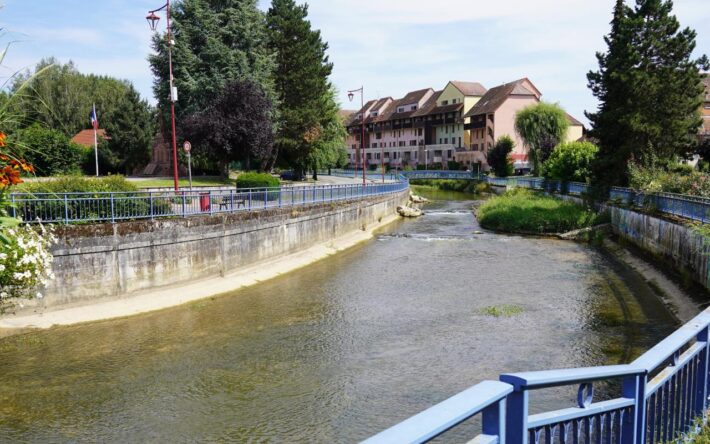 L'Allaine est la rivière qui traverse la ville de Delle. Contrainte dans un canal en béton pour permettre l’expansion urbaine des années 50, elle a bénéficié d’une restauration hydromorphologique - Crédits photo : Banque des Territoires