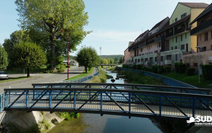 Le changement de la passerelle piétonne permet de limiter les débordements en augmentant le tirant d’air. L’ancienne passerelle en béton descendait d’un mètre dans le cours d’eau et réduisait l'écoulement des eaux lors des épisodes de crue - Crédits photo : Banque des Territoires