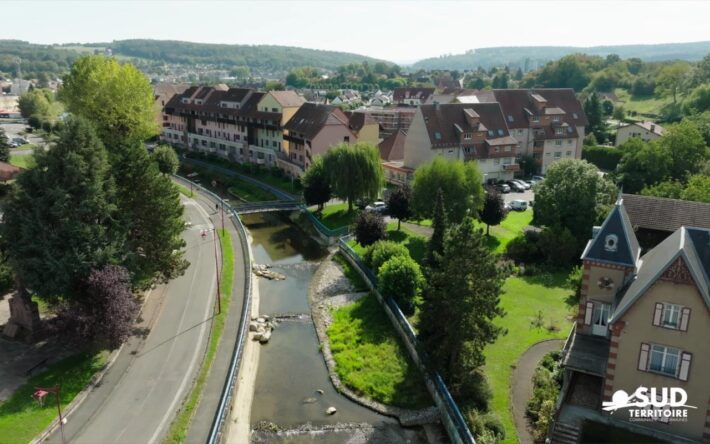 En termes de biodiversité, il a fallu créer des zones hétérogènes avec des vitesses plus importantes (pierres, seuils ..) avec un lit d'étiage de 25 cm (au lieu de 5 cm) pour, d’une part, garder de l’eau constamment et, d’autre part, éviter que l’eau ne chauffe trop en été- Crédits photo : Communauté de communes du Sud Territoire