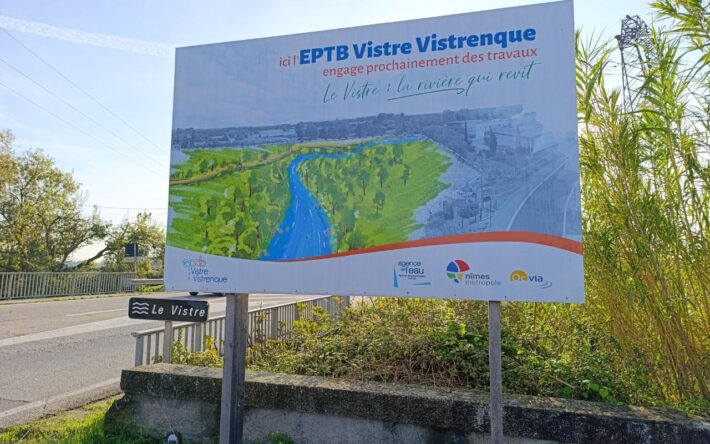 Panneau présentant le projet de restauration de la rivière - Crédits photo : Banque des Territoires