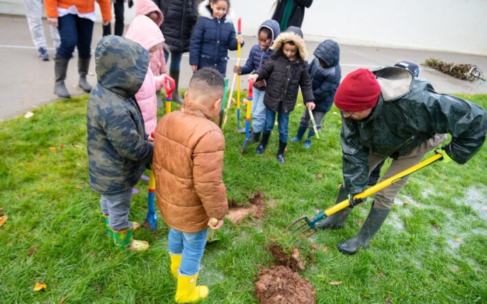Enfants associés au projet de végétalisation de la cour d'école Jacques Brel - Crédits photo : Yann Gachet – Ville de Poitiers