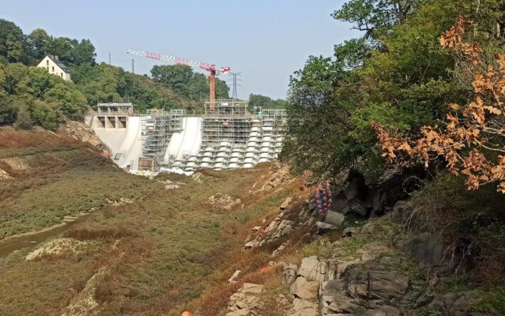 À Guenroc, le lac du barrage de Rophémel a été vidangé pour des travaux d’étanchéisation - Crédits photo :  Jean Ronsin