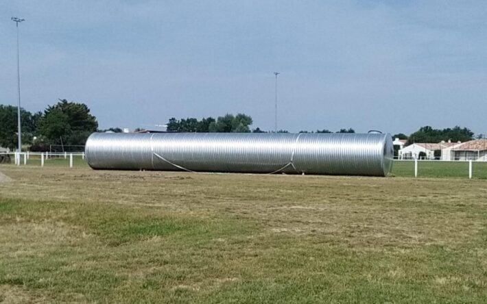 D’une contenance de 100 m³, une cuve d’environ 20 m de longueur est enfouie entre les deux ter-rains de foot - Crédits photo : Mairie Le Fenouiller