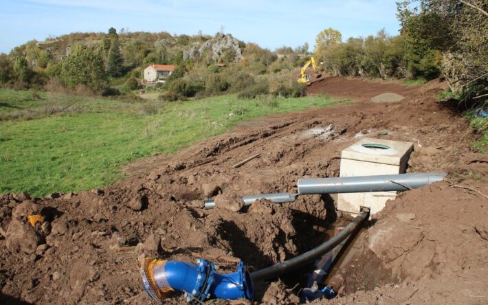 Remplacement des conduites au niveau du captage, dans le village de Châteauneuf - Crédits photo : Banque des Territoires