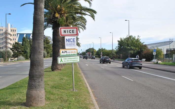 Panneau d'entrée de la ville de nice - Crédits photo : Banque des Territoires