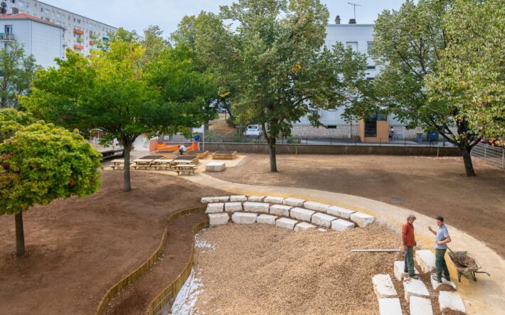 Travaux de végétalisation de la cour d'école Jacques Brel - Crédits photo : Yann Gachet – Ville de Poitiers