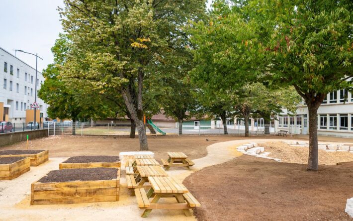 Travaux de végétalisation de la cour d'école Jacques Brel - Crédits photo : Yann Gachet – Ville de Poitiers