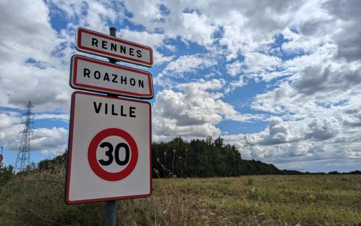 Panneau d'entrée de la ville de Rennes - Crédits photo : Banque des Territoires