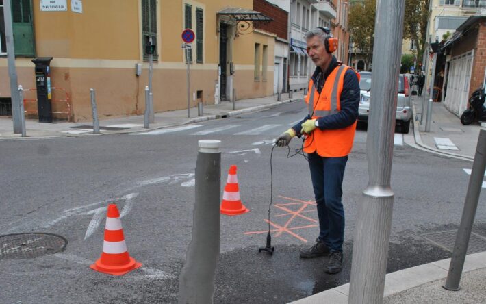 Thierry Verjus, technicien réseau à la régie Eau d’Azur enregistre la signature acoustique d’une fuite et la signale visuellement sur la chaussée en vue des travaux planifiés pour la réparer - Crédits photo : Banque des Territoires