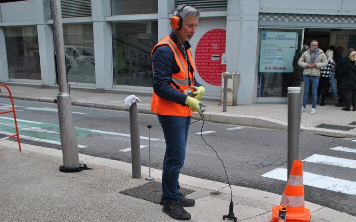 Thierry Verjus, technicien réseau à la régie Eau d’Azur, à la recherche d’une fuite dans le centre-ville de Nice - Crédits photo : Banque des Territoires