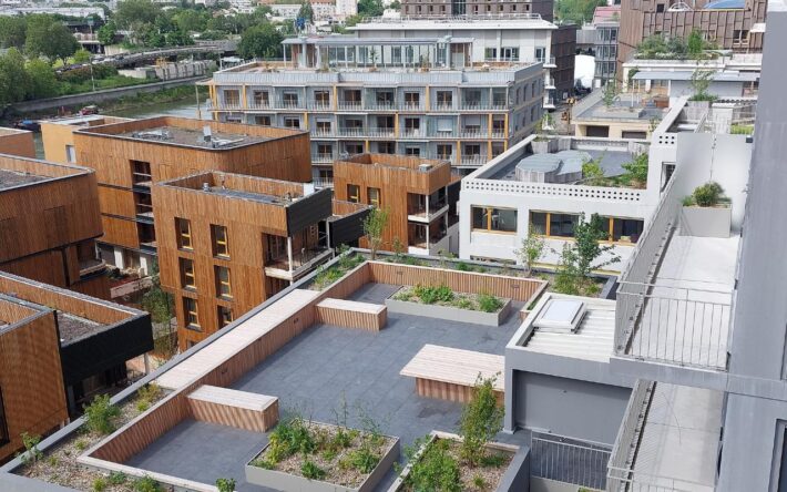 Les différents aménagements végétalisés OASIS (jardinières, platelage, dallage), en toiture-terrasse installés sur les sous-bacs support – Crédits photo : Le Prieuré